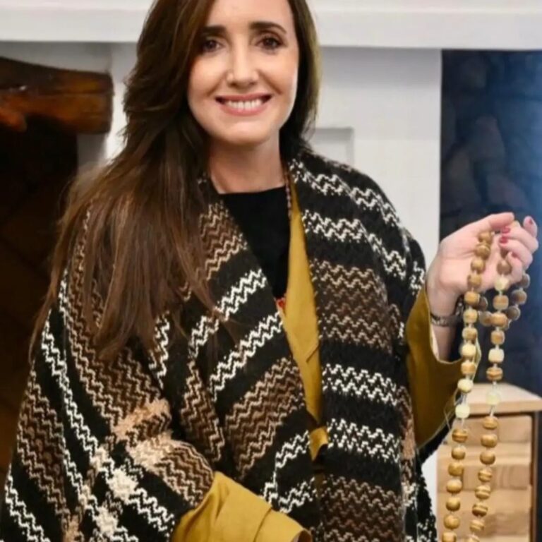 Villarruel recibió una ruana sanjuanina hecha al telar en Albardón