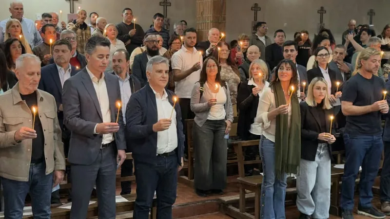 Sugestivo gesto de acercamiento de Llaryora a Natalia de la Sota