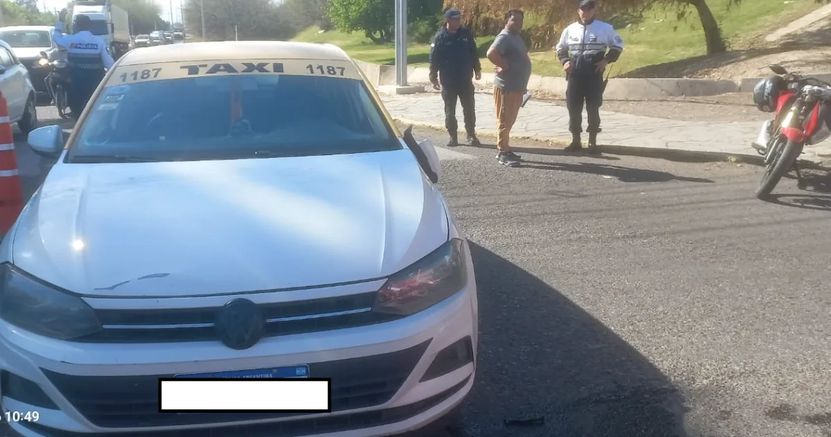 Choque entre una moto y un remis en una esquina donde hay oficiales de tránsito