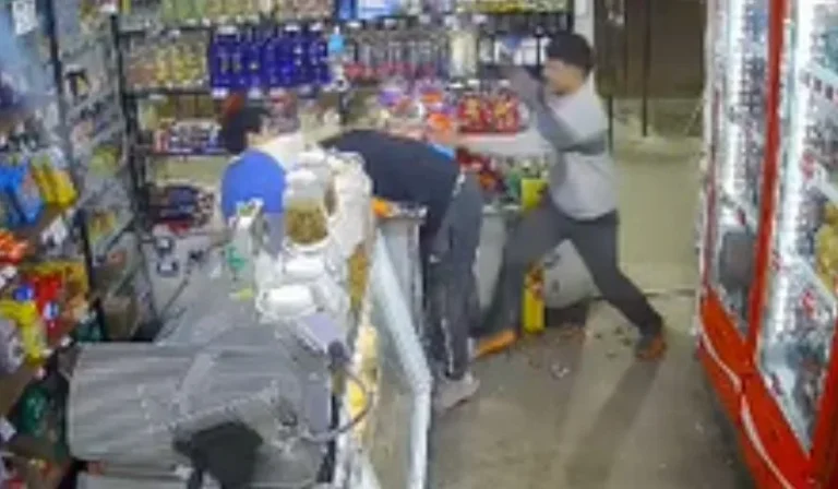 Traicionero ataque de dos delincuentes a un joven almacenero: fingieron comprarle e intentaron noquearlo de un botellazo