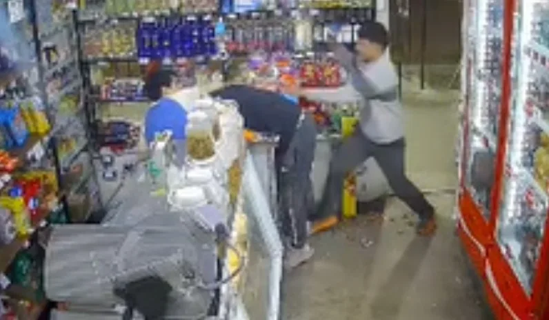 Traicionero ataque de dos delincuentes a un joven almacenero: fingieron comprarle e intentaron noquearlo de un botellazo