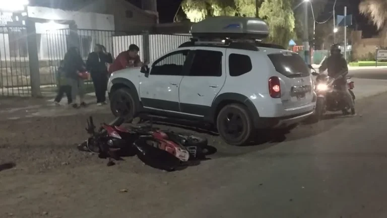 Un motociclista fue hospitalizado tras chocar contra una camioneta en Albardón