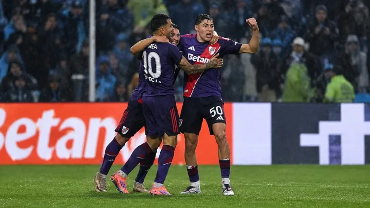 Con un gol agónico de Almada, River venció 2-1 a un Atlético Tucumán que jugó 80' con diez jugadores