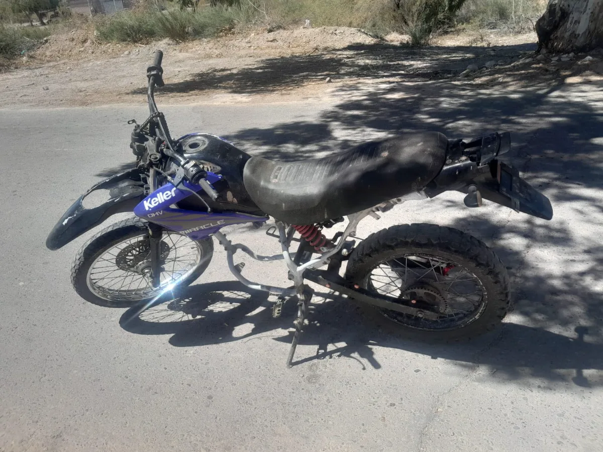Encuentran una moto que había sido robada y un sujeto la estaba desarmando en la calle