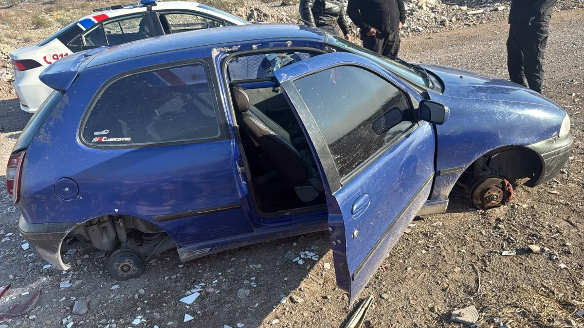 Se robaron un auto y lo dejaron desmantelado en un callejón de Capital
