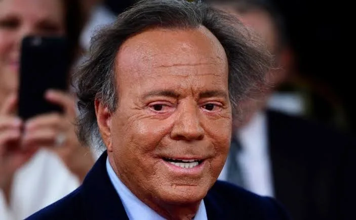 Julio Iglesias enfrenta nuevas acusaciones de explotación laboral y agresión sexual