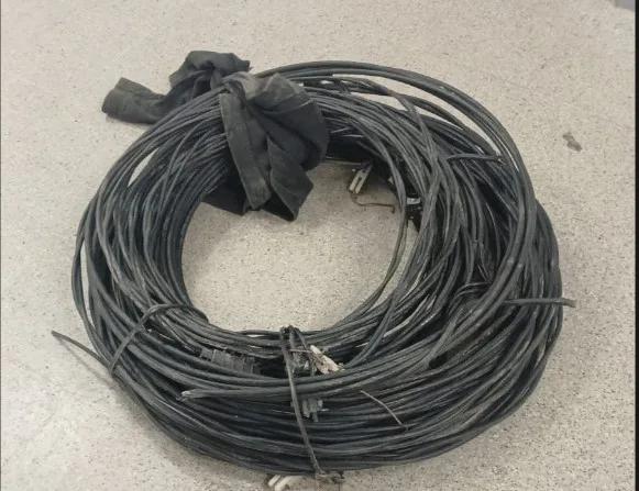Vio a la Policía, abandonó un rollo de cable y escapó a toda velocidad por un campo