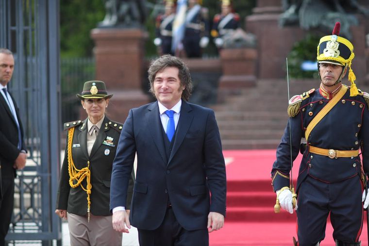 Tras la repercusión de sus anuncios por Malvinas, Javier Milei convocó al gabinete