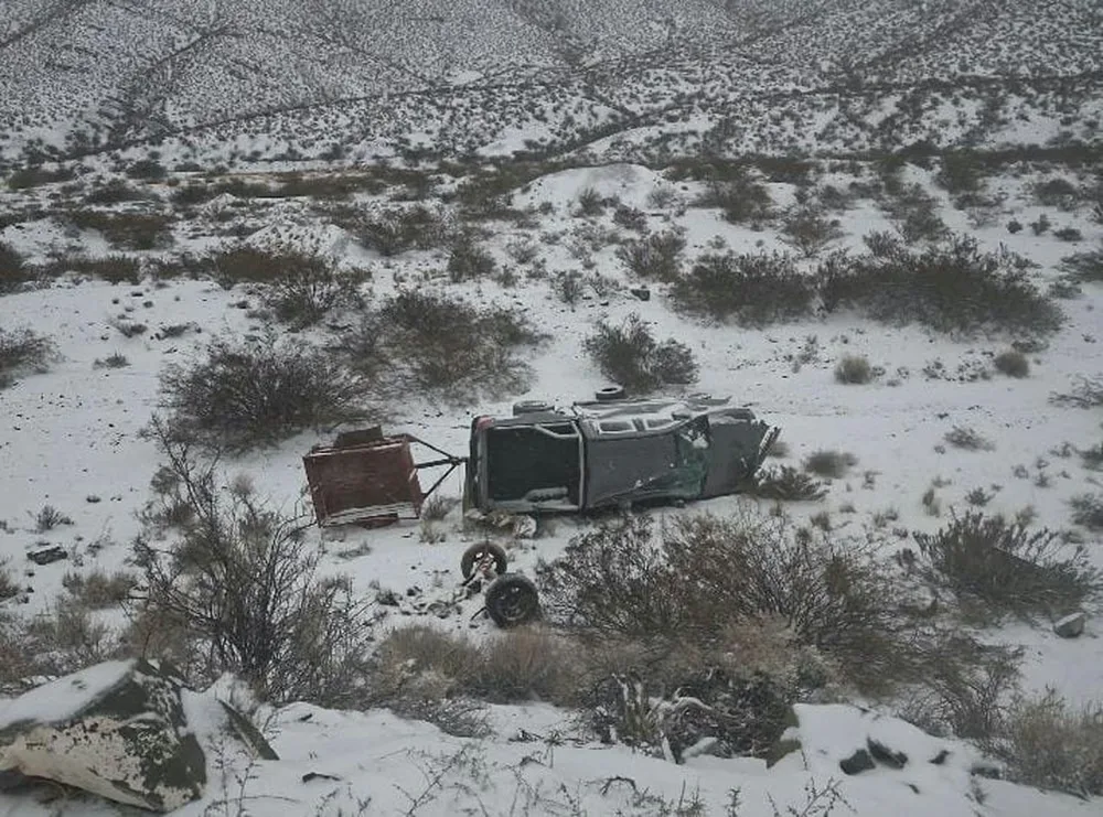 una camioneta volcó en la zona de El Colorado por las intensas nevadas