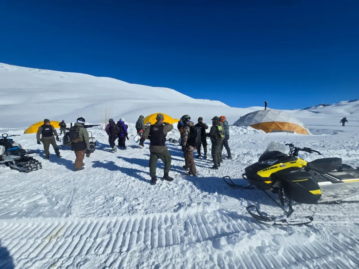 Allanaron un campamento en plena cordillera y secuestraron cuatro motos de nieve