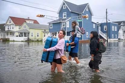 Un muerto, inundaciones y más de 130.000 usuarios sin luz por un fuerte temporal