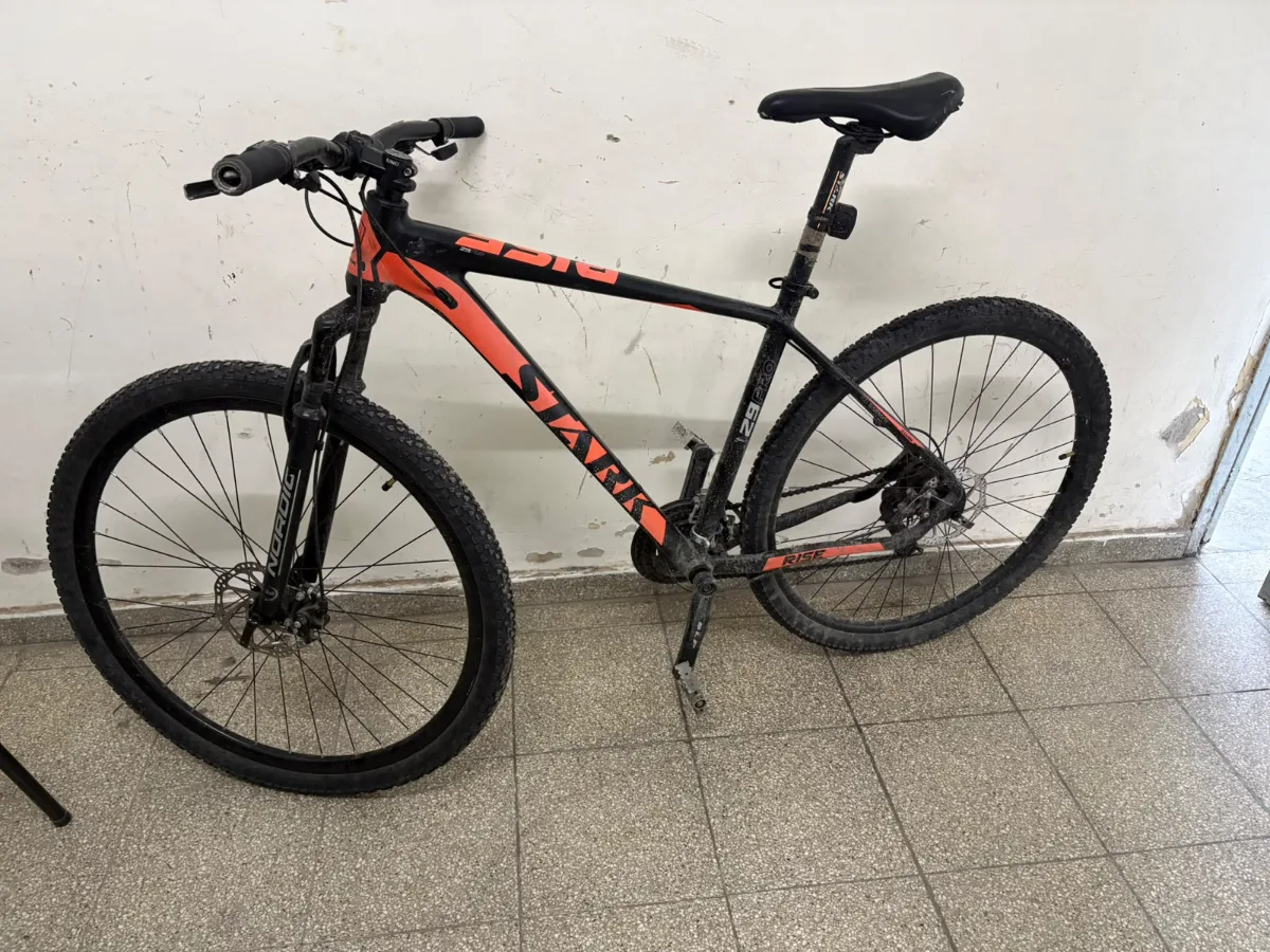 Abandonó una bicicleta y escapó al ver a la Policía en una plaza de Rawson