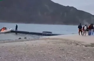 Una camioneta terminó dentro del agua y sorprendió a los visitantes