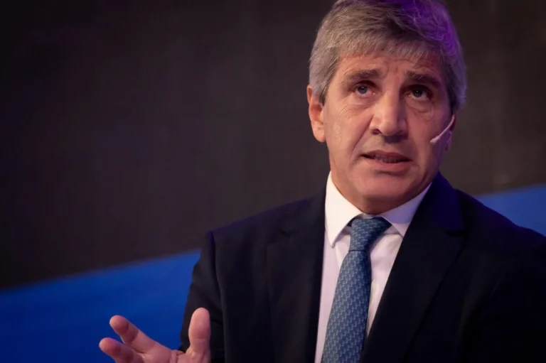 Caputo les pidió a estudiantes que convenzan a sus padres de sacar los dólares del colchón