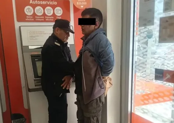 Clientes reducen a delincuente que intentó robar un banco
