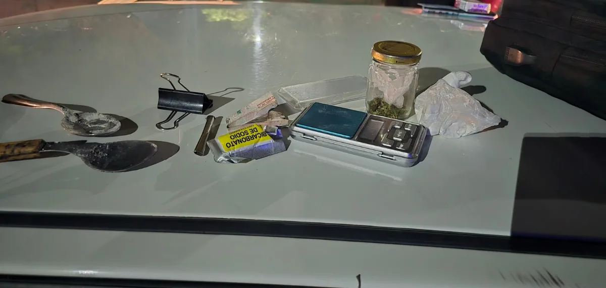 Una pareja protagonizó una persecución tras esquivar un operativo y les encontraron droga