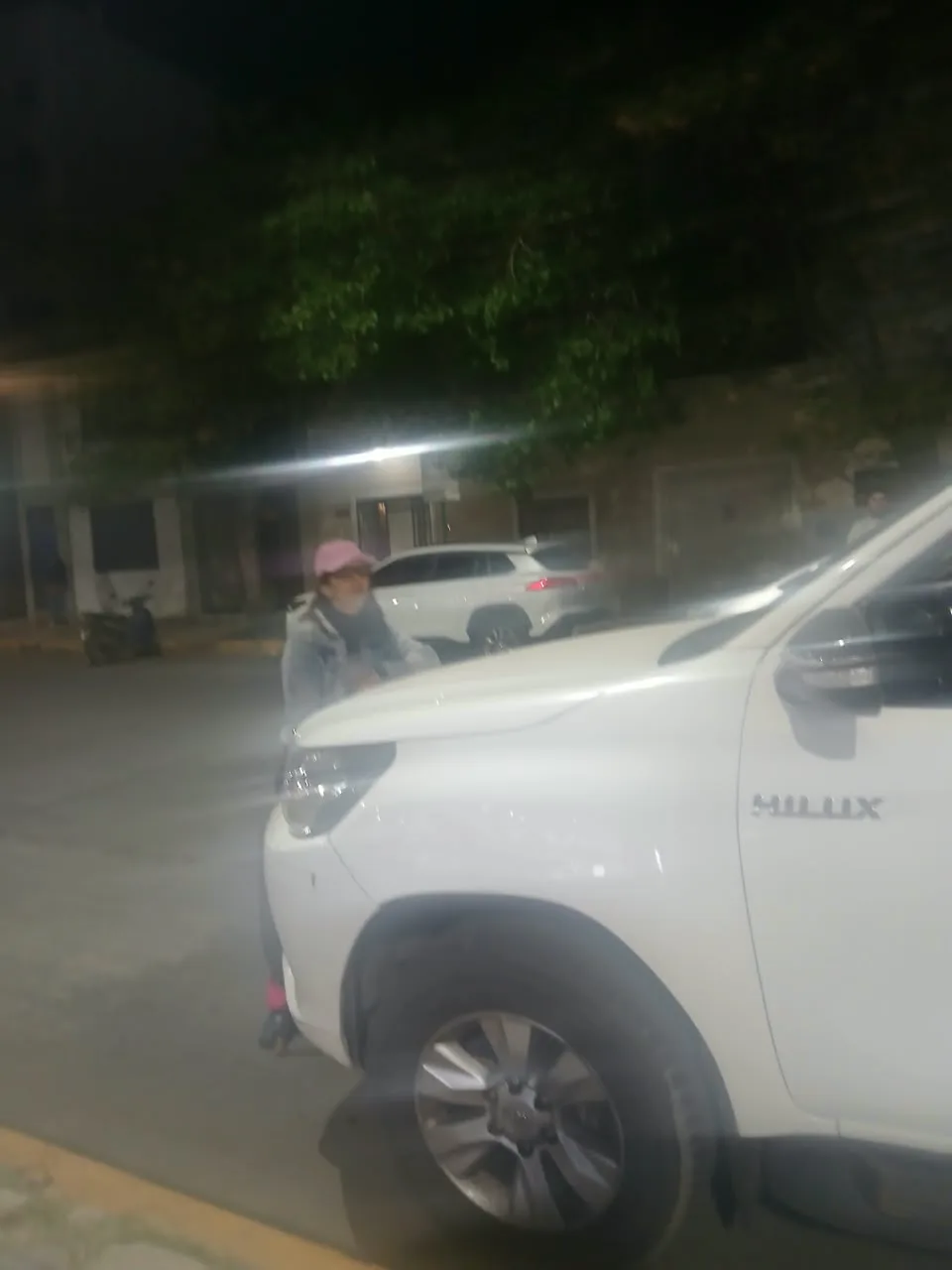 Una mujer bloqueó una camioneta mal estacionada frente a una rampa para discapacitados