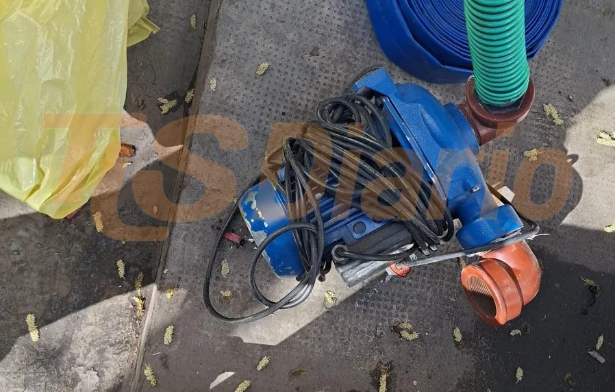 Llevaban una bomba de agua en bolsas de arpillera, quisieron escapar a pie de la Policía y terminaron tras las rejas