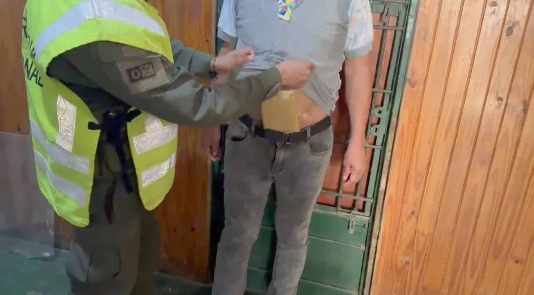 Viajaba en un remís con más de 2 kilos de cocaína adosados al cuerpo y lo descubrieron en un control