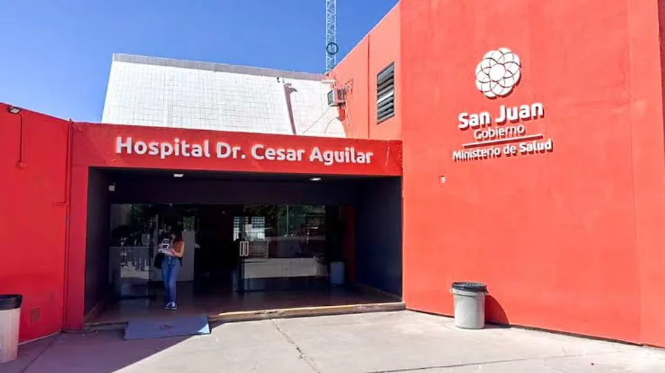 Un niño se tragó una abeja y terminó con el aguijón en la garganta