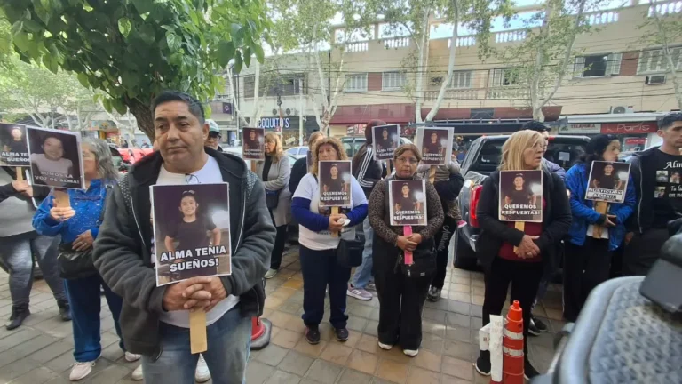 Abrazo simbólico frente a Tribunales para pedir respuestas por la muerte de Alma Alfaro