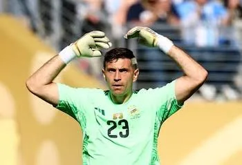 Dibu Martínez fue nominado a Mejor Arquero en la gala del Balón de Oro: contra quiénes competirá