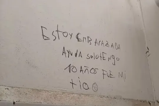 Pintada en escuela de Rawson alertó a la Justicia: hallaron mensaje que denuncia embarazo de una niña de 10 años
