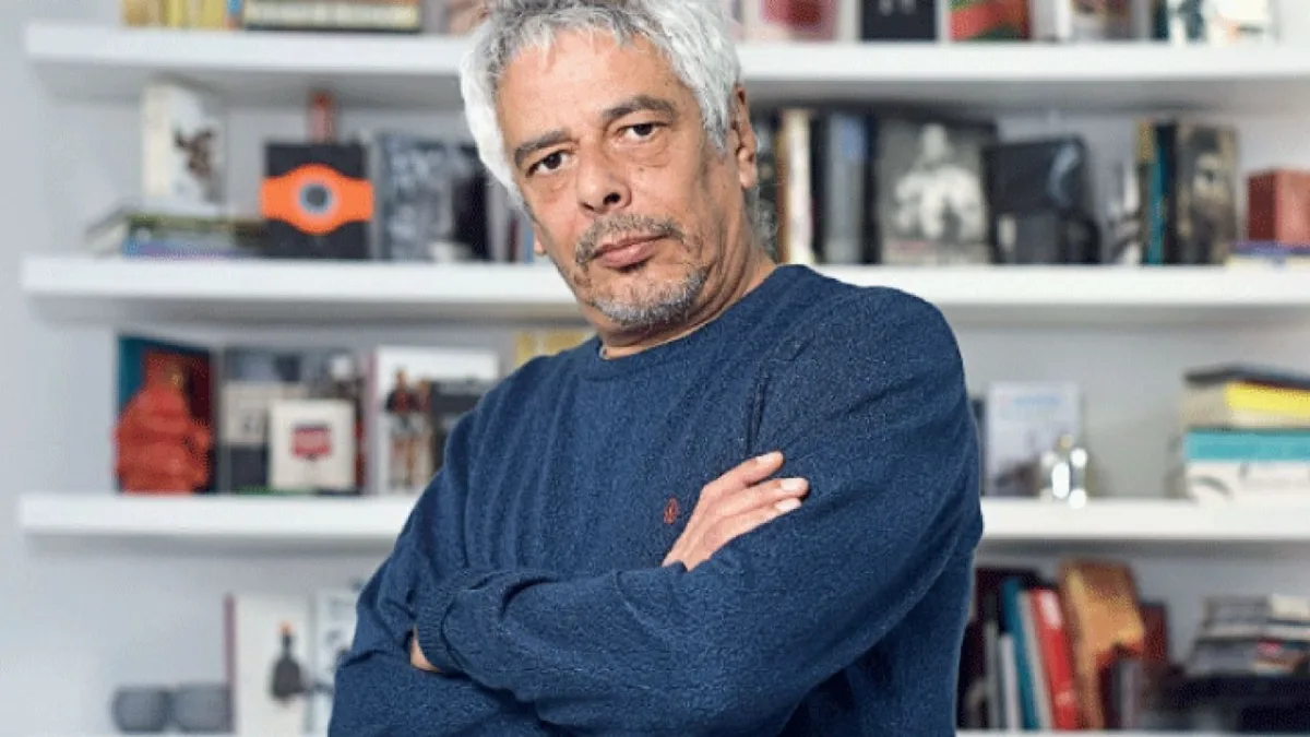 Asaltaron a Bobby Flores en su casa: golpearon al conductor y maniataron a su familia
