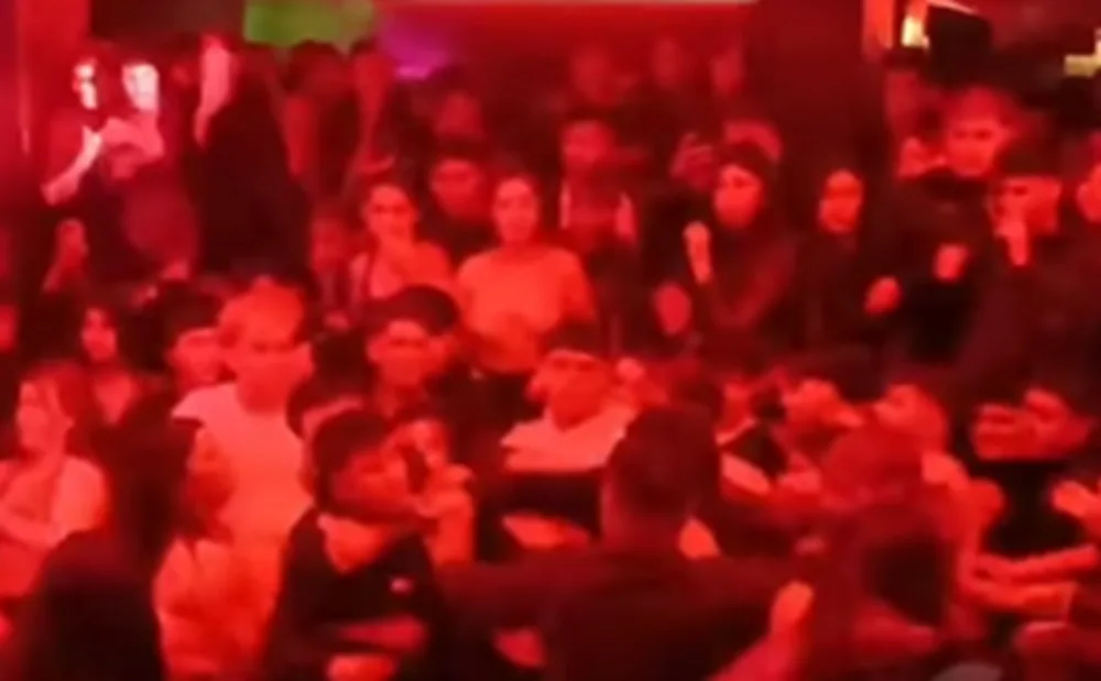 Batalla campal afuera de un boliche de avenida Rawson: golpes, corridas y amenazas con botellas
