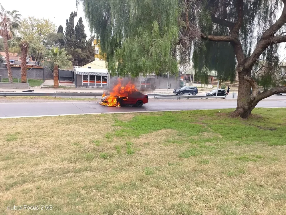 Se incendió un auto en plena Circunvalación y hubo preocupación entre los conductores