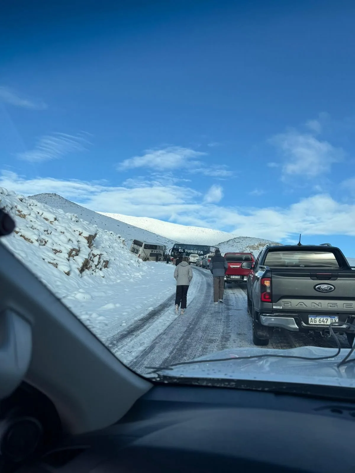 Nevadas y hielo en Las Leñas: dos colectivos quedaron cruzados y complicaron el tránsito