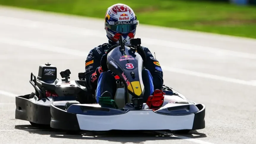 En tan solo 14 vueltas, Verstappen voló y ganó el desafío contra 100 kartings en Silverstone