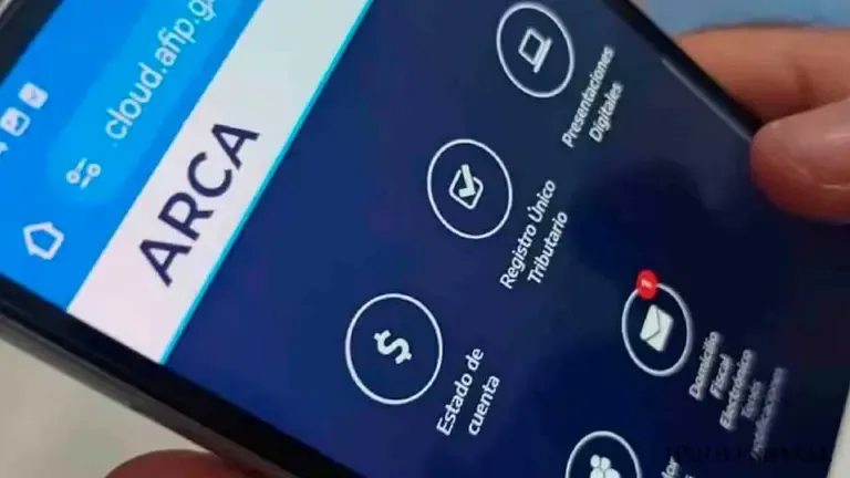 La recaudación tributaria llegó a $20,5 billones en agosto y se mantuvo estable en términos reales
