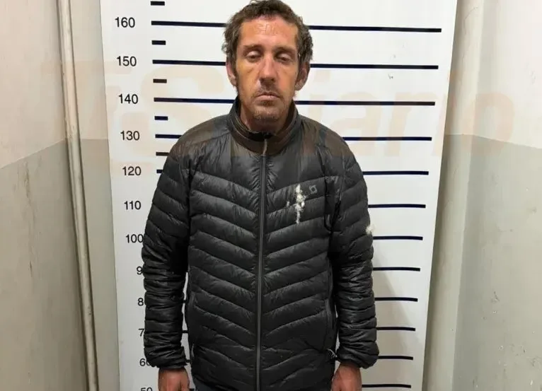 Rompió la puerta de un outlet, robó zapatillas y terminó sobreseído: ordenaron su internación