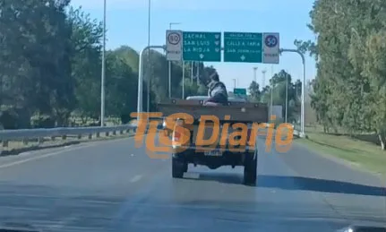 Locura total en el Acceso Sur: llevaba un mueble atravesado en la camioneta y un hombre sentado encima
