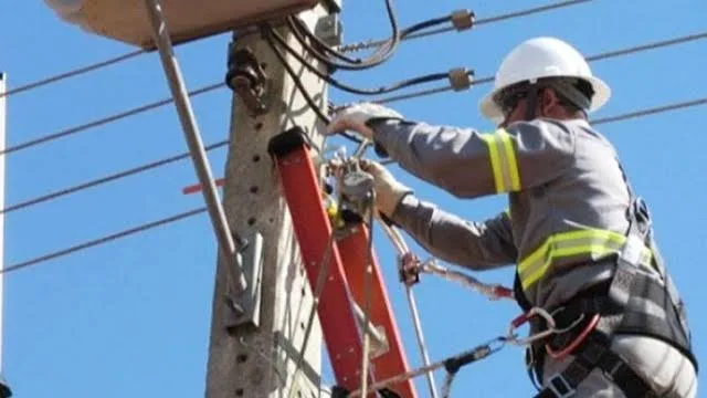 Tras el temporal, intensifican los trabajos para restablecer el servicio eléctrico en las zonas afectadas