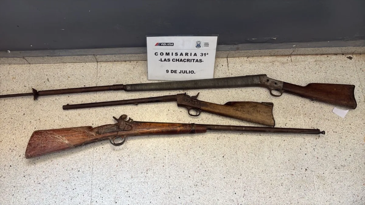 Hallaron tres rifles envueltos en una manta en un callejón de 9 de Julio