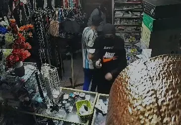 A punta de pistola, delincuentes asaltaron una regalería del barrio CGT