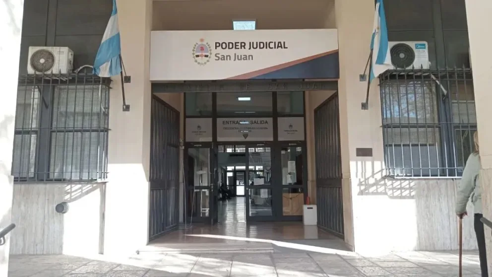 Entregaba a su hija de 7 años a hombres a cambio de plata y droga, y la golpeaba: le dieron 10 años de cárcel