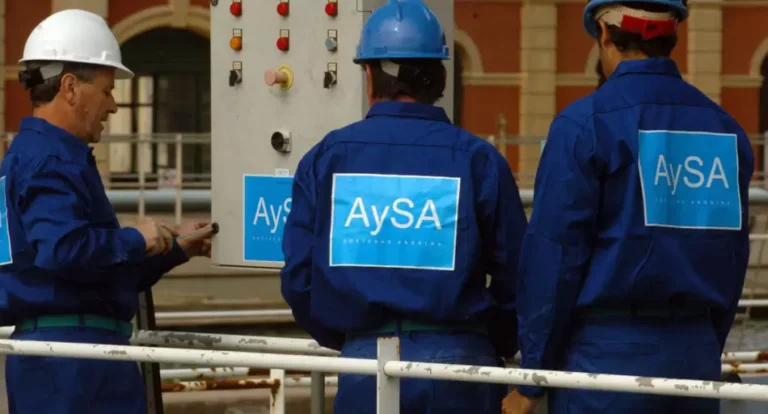 Tarifazo en AySA antes de su privatización: proponen aumentos de hasta el 149% para casi 2 millones de usuarios
