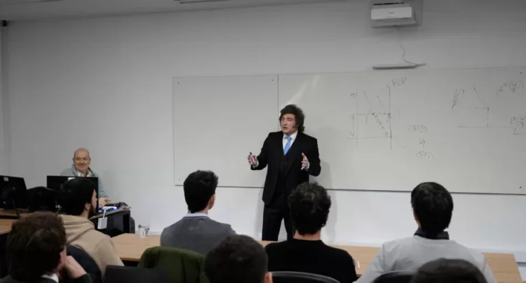 Duro golpe para Milei: una de las universidades más prestigiosas del país advierte que la economía entró en recesión