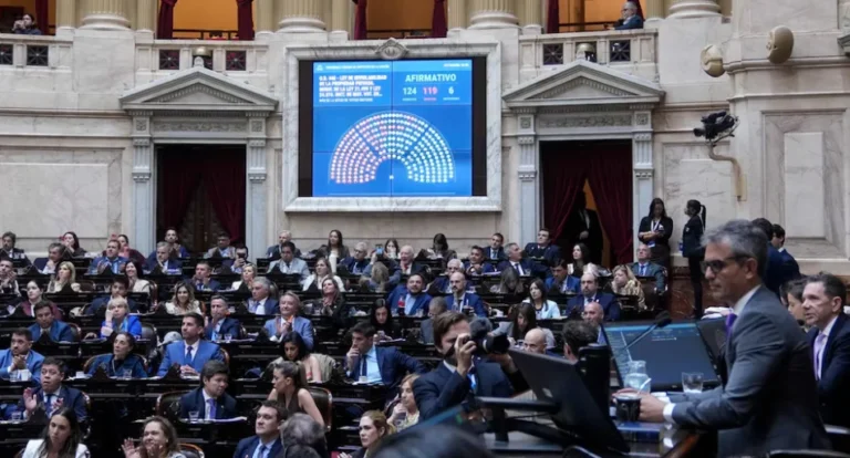 Milei tuvo que ceder con la Ley de Tierras y frenó el alivio para las familias endeudadas