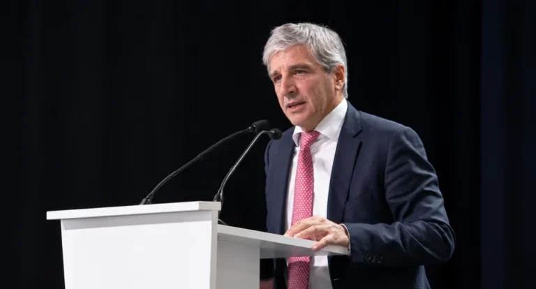 Caputo anunció inversiones por US$ 210.000 millones y lanzó una fuerte promesa sobre el dólar