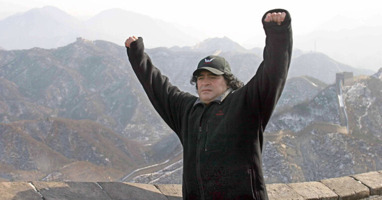 Bajo cero y con los puños en alto: la foto de Diego Maradona en la Muralla China que nació de una promesa a sus hijas