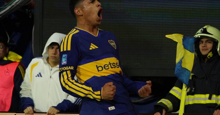 Un beso y una Flores: el pibe, entre su momento top y los mimos para que no se maree