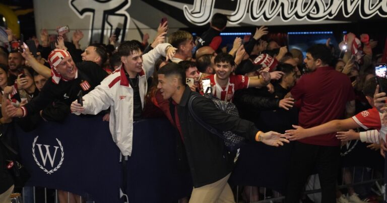 Los hinchas de Estudiantes recibieron al plantel en Río: van por la final