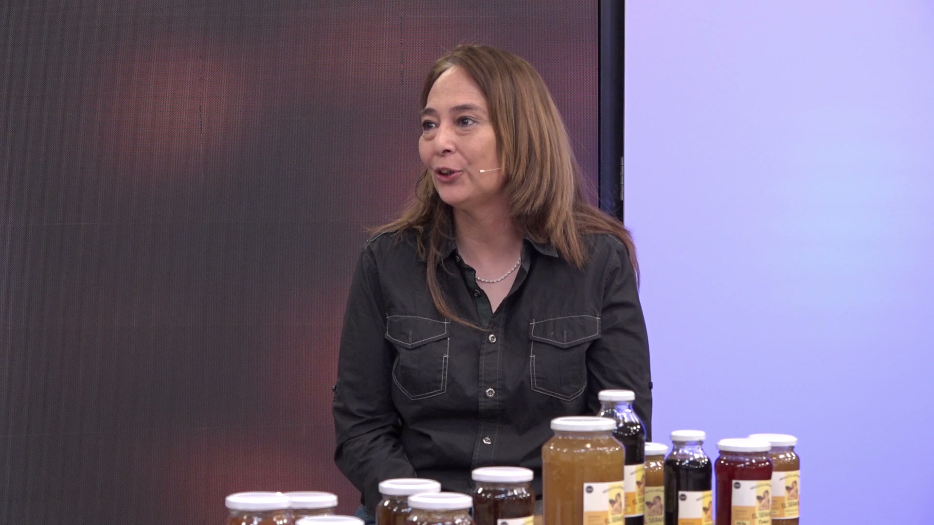 Estela Vargas mantiene viva la tradición familiar de dulces y miel