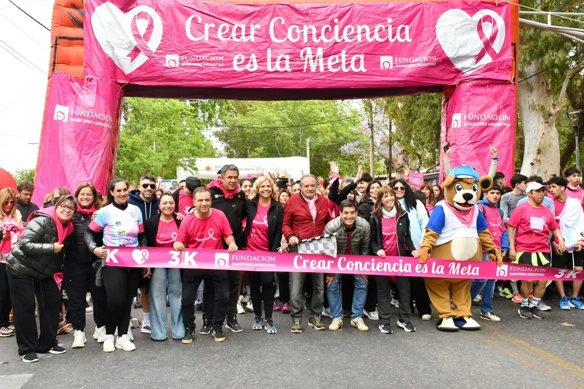 Pese al viento y lluvia, más de 10.000 personas corrieron por la concientización sobre el cáncer de mama
