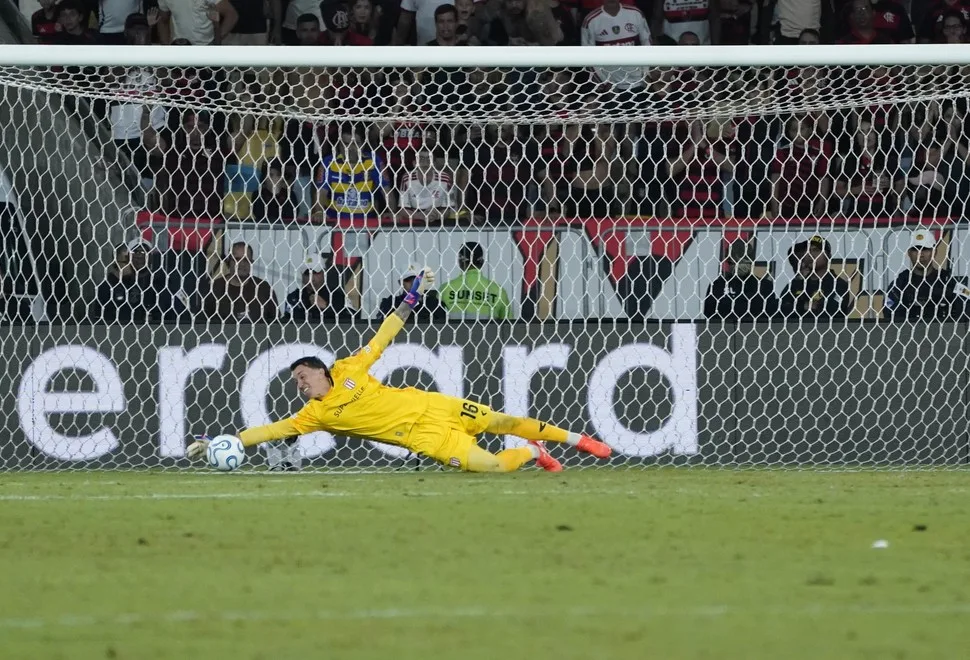 La revancha de Muslera: atajó tres penales, silenció el Maracaná y metió a Estudiantes en la final
