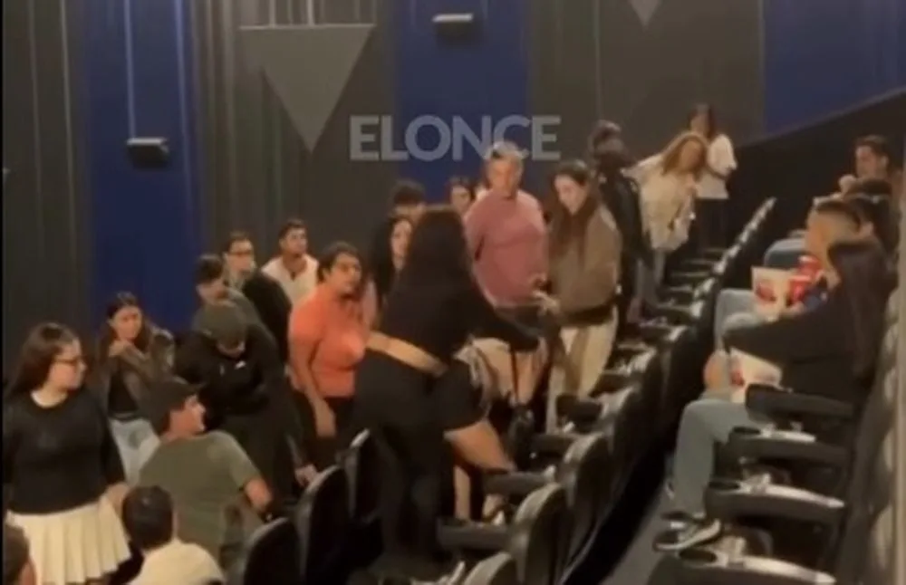 Furia en el cine: una pelea por las butacas terminó con gas pimienta, cinco personas asistidas y dos mujeres detenidas